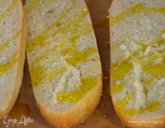 Булочки разрезать вдоль пополам и сбрызнуть оставшимся оливковым маслом.