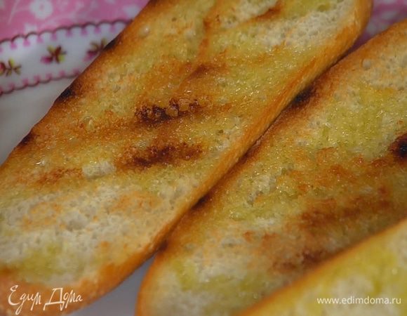 Разогреть сковороду-гриль, уложить булочки срезами вниз и обжаривать до появления золотистых полосок.