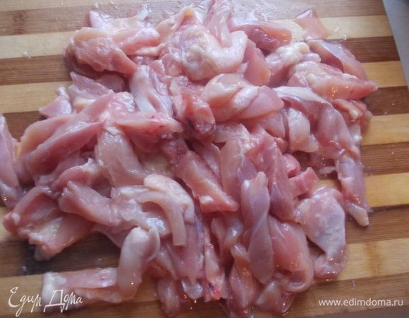 С грудки, бедер или окорочков можно снять мясо с целой курицы. Порезать соломкой.