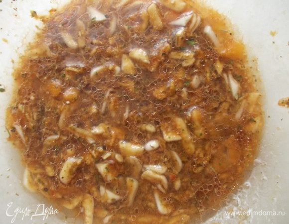 Вылить в миску сок, соевый соус, добавить чеснок, имбирь и черный перец.