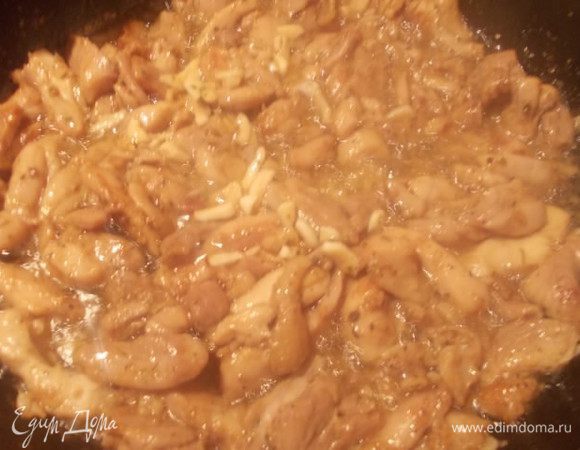 Когда наш рис уже готов, а курочка немного промариновалась, быстро ее обжариваем на раскаленной сковороде с маслом. Перед обжариванием, даем стечь маринаду через сито.