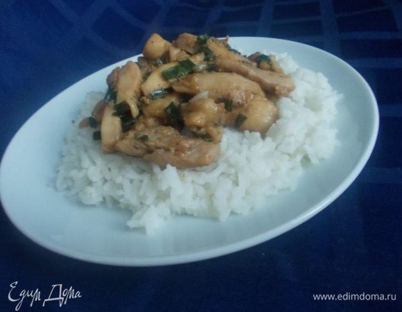 Подаем к столу вместе с рисом и посыпаем зеленым лучком. Приятного аппетита!