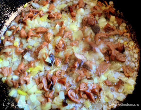 Лук мелко порезать. Грибы (у меня отваренные и замороженные), разморозить, порезать небольшими кусочками. Пассировать лук и грибы на растительном масле. 