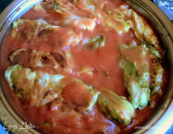 Залить голубцы соусом и потушить под крышкой 30 минут. У меня капуста было молодая, поэтому тушила 20 минут.