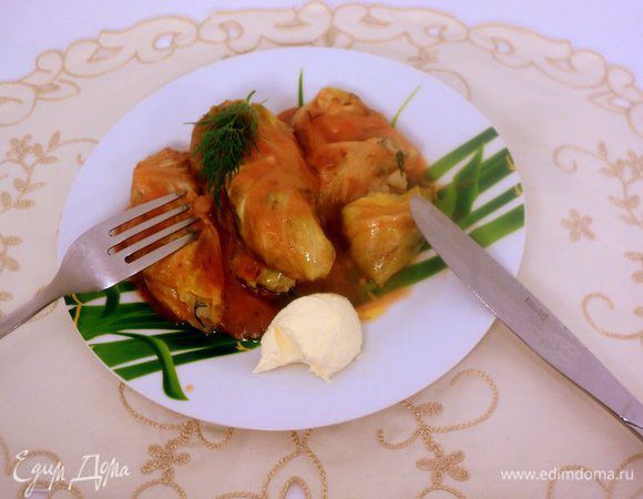 При подаче полить голубцы соусом, в котором они тушились. Для не постящихся можно добавить сметану. Приятного аппетита!