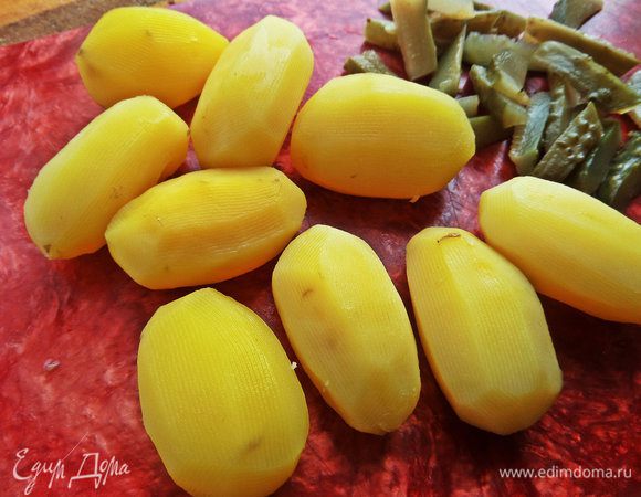 Небольшие картофелины отварить.