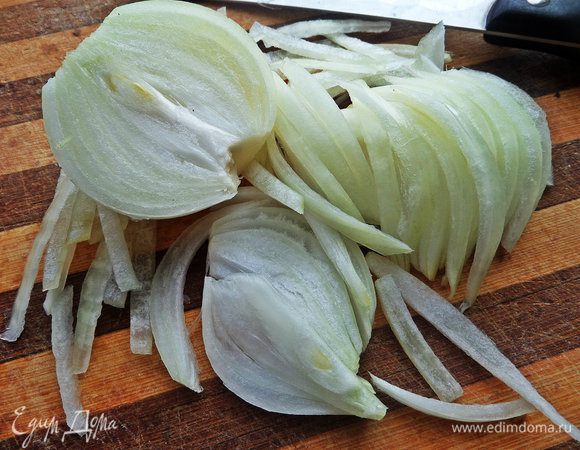 Пока картофель варится, нарезать луковицу на тонкие полукольца.