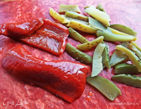 Огурцы нарезать примерно как картофель.