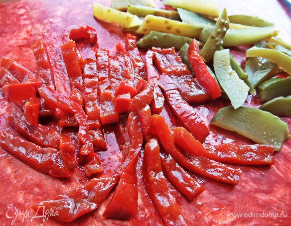 Перцы-соломкой. Перцы домашние, вот из данного рецепта http://www.edimdoma.ru/retsepty/59946-marinovannyy-perets