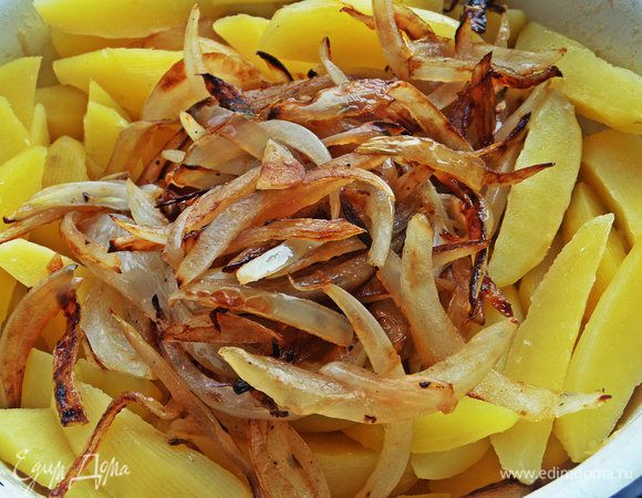 Высыпаем лук в картофель.