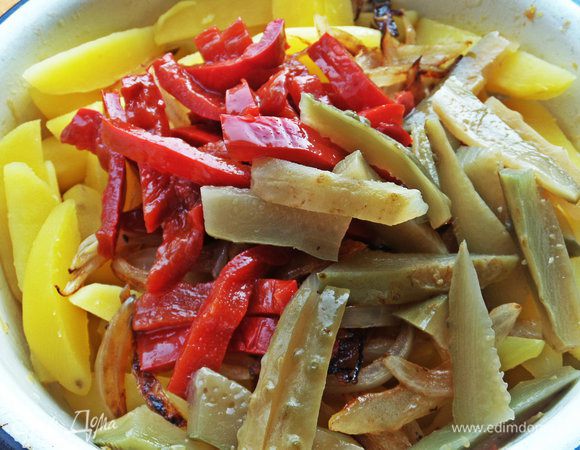 Затем огурчики и перец.