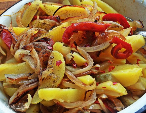 Перемешать, поперчить, посолить, но надо учитывать, что перчик и огурцы остренькие! Ещё я посыпала сухими помидорными хлопьями.