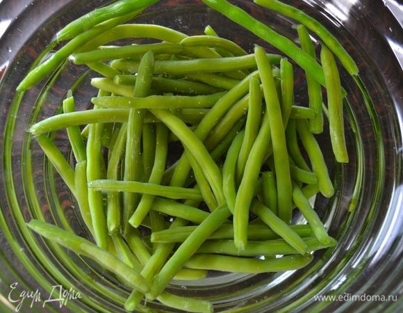 И сразу выложить в миску с ледяной водой (лучше со льдом), чтобы фасоль сохранила свой свежий зеленый цвет.
