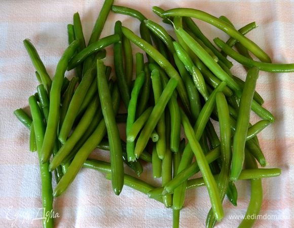 Затем из холодной воды выложить ее на бумажное полотенце (или кухонное полотенце), чтобы удалить лишнюю влагу.