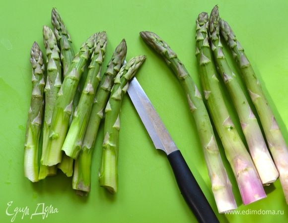 Таким же образом подготовить спаржу. Нижнюю жесткую часть стебля отрезать (или отломать) и выложить подготовленную спаржу в кипящую воду. Варить также около 4 минут. А затем поступить точно также, как и с фасолью.