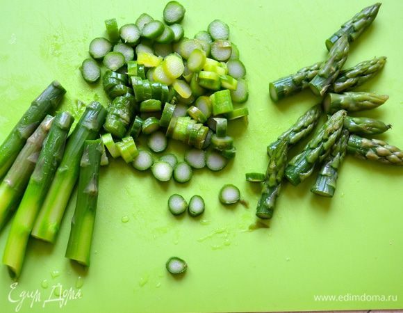 От готовой спаржи отрезать верхушки и отложить (они нам понадобятся в конце для украшения салата), остальную часть стебля нарезать небольшими кружочками.