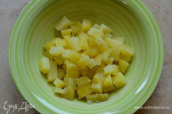 Предварительно подготовить картофель. Его можно очистить от кожуры, нарезать небольшими кубиками и отварить на пару. А можно отварить в "мундире", а после уже очистить и нарезать. Выложить подготовленный картофель в миску.