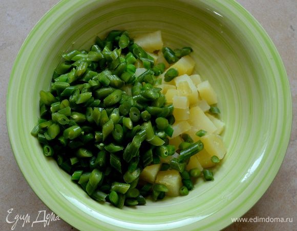Теперь начинаем нарезать все остальные овощи. Нарезанные кружочками спаржу и стручковую фасоль также добавить к картофелю.
