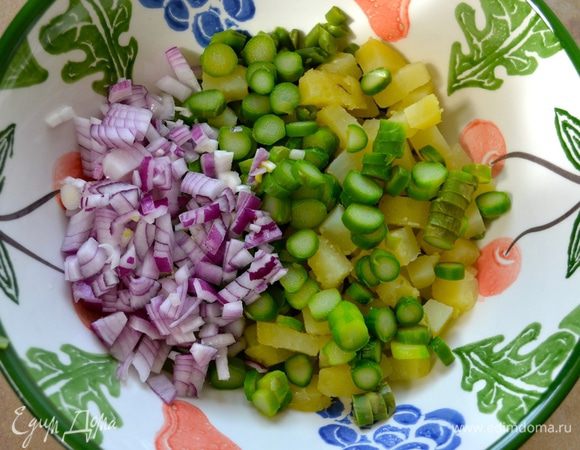 Красную луковицу нарезать мелким кубиком и тоже добавить к овощам.