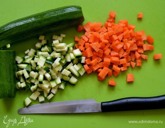 Морковку вымыть, очистить и нарезать маленькими кубиками, также как и цукини (его не надо очищать от кожуры, но помните, что цукини должны быть совсем молоденькими).