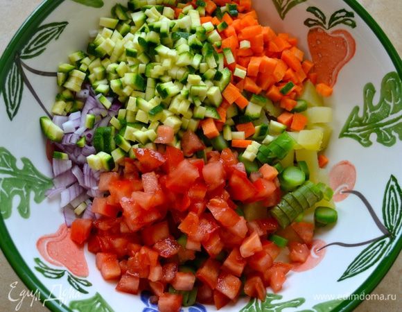 В конце нарезать кубиками помидоры (удалить семена) и положить их ненадолго в дуршлаг, чтобы стекла лишняя жидкость. После этого добавить и их к овощам.