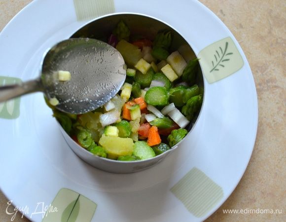 Далее подготовить несколько порций салата (по количеству едоков). Взять стальное кольцо, поставить на тарелку. Вдоль внутренней стенки кольца поставить верхушки спаржи так, чтобы разрезанная сторона примыкала к кольцу (при снятии кольца, спаржа должно быть срезом наружу). Заполнить внутри формочки салатом, уплотняя его тыльной стороной ложки.