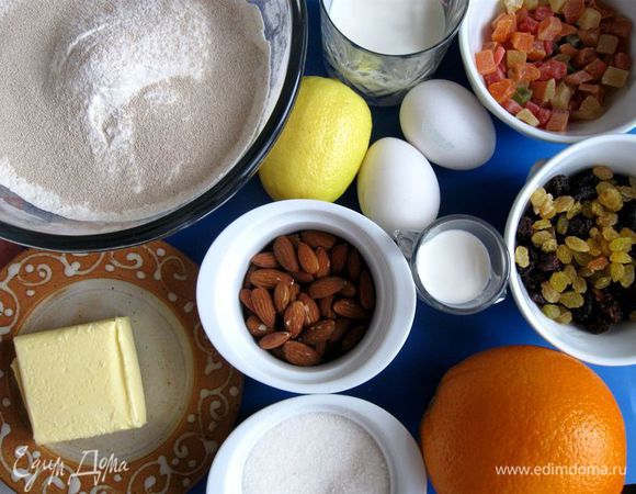 Приготовить все необходимое. Все ингредиенты должны быть комнатной температуры. Изюм замочить в холодной воде. Приготовить цедру лимона и апельсина. Из лимона выжать сок. Нарезать сливочное масло комнатной температуры на кубики. Просеять муку и перемешать с дрожжами. 