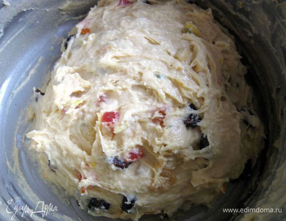 Добавить ванилин, цукаты, изюм и цедру. Оставить в тепле на 1,5 часа. Я ставила в духовку (не включенную).