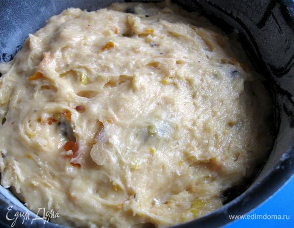 Смазать круглую форму оливковым маслом. Слегка присыпать мукой, переложить в неё тесто так, чтобы оно заполнило форму наполовину и оставить ещё на полчаса. 