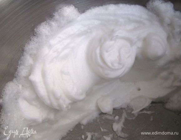 Глазурь. Охлаждённые белки с щепоткой соли взбить до мягких пиков. Продолжая взбивать, постепенно добавить сахарную пудру и лимонный сок. Масса должна получиться крепкой и объемной. Ее  хватает на 3 кулича. 