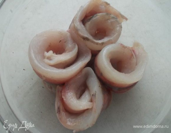 С рыбки снять филе, можно взять уже готовое.