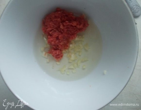 Хрен у меня со свекольным соком, он добавил легкий, розовый цвет рыбе. Можно взять хрен со сливками, тоже будет здорово! Измельчить мелко чеснок и добавить масло, можно взять и оливковое, будет еще вкуснее.