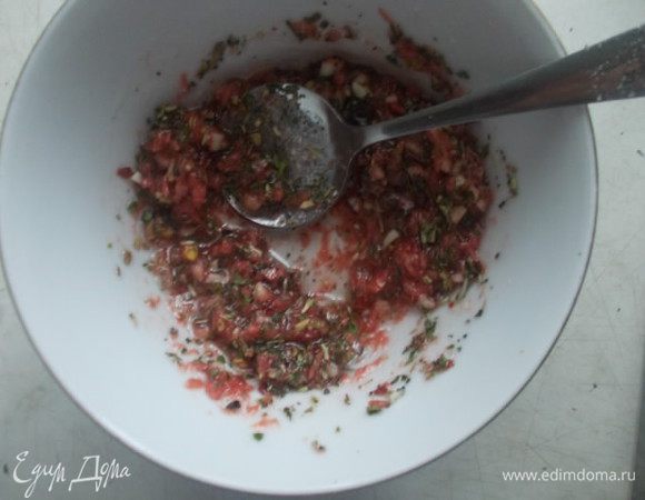 Добавить соль по вкусу и прованские травки, все перемешать.