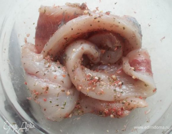 Замариновать нашу рыбку и оставить, пока разогреется духовка до 200С и пока мы порежем конвертики. 