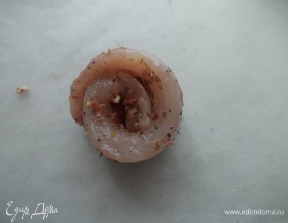 На лист пергамента приблизительно 30х30 см. Выкладываем свернутую рулетом филе. 