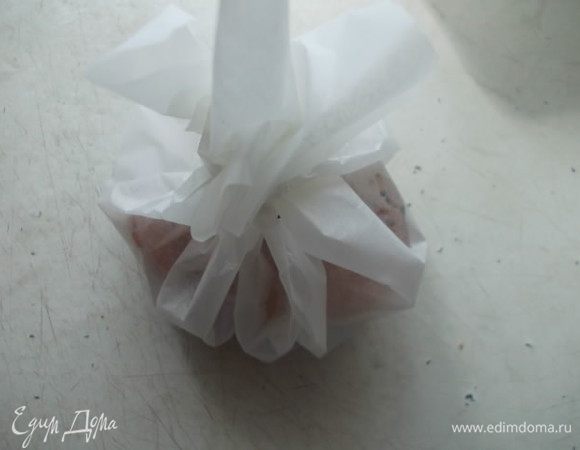 Поднимаем краешки к верху и сжимаем пергамент, он довольно послушный и не будет раскрываться, но тем самым, мы не дадим разворачиваться рыбному филе. Отправляем в духовку на 20 минут.