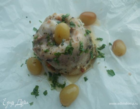 Можно подавать с рисом, овощами. Я подавала просто с маринованным виноградом! Приятного аппетита!