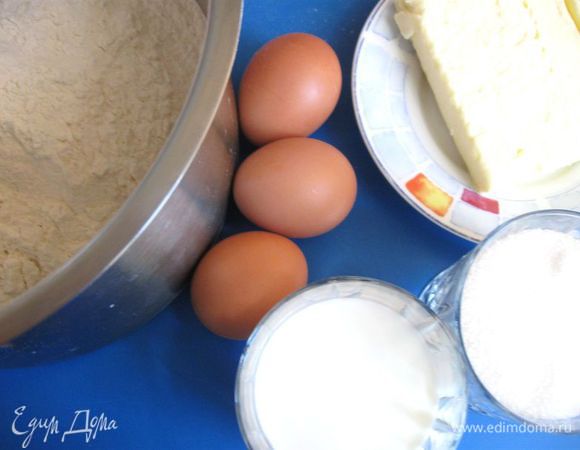 Приготовить все необходимое. Стакан у меня на 220г воды. Дрожжи надо развести в теплом молоке и дать постоять.