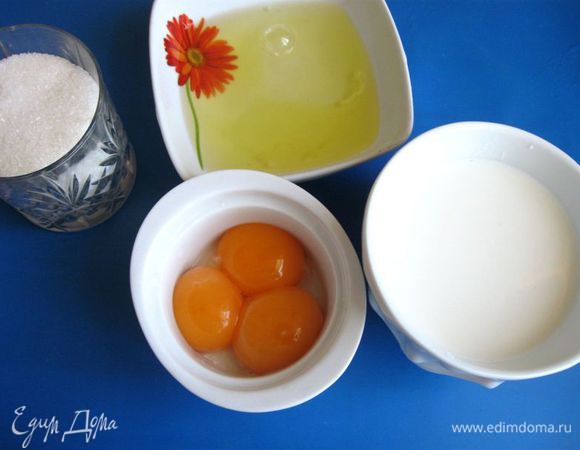 Отделить белки от желтков.