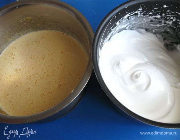 Желтки растереть с сахаром добела и слегка сбить, но не до пены, а белки, наоборот, сбить с сахаром в пену. В начале взбивания в белки я добавила соль.