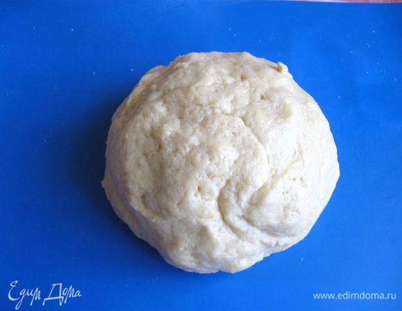 Масло чуть растопить. Потом все компоненты (кроме цукатов и изюма) смешать. Замесить тесто. Оставить для подъема часа на 1,5.