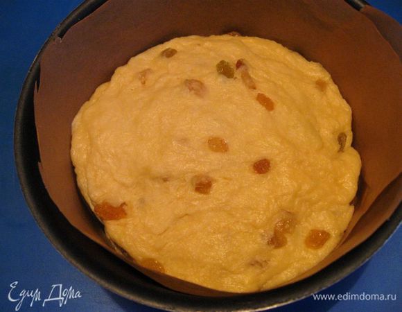 Добавить потом изюм, цукаты, перемешать. Разложить по формам, закрытым бумагой для выпечки (дно и борта). Чтобы куличи получились высокими, форму заполнить не больше, чем наполовину, можно меньше.