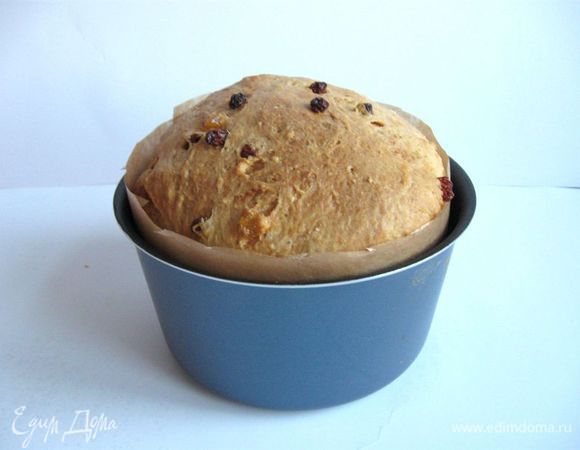 Духовку разогреть до 160С. Поставить в нее формы с куличами (у меня получилось 2 формы, одна поменьше, другая побольше). Время выпечки 65 минут. Вам может потребоваться меньше или больше времени. Ориентируйтесь на свою духовку.