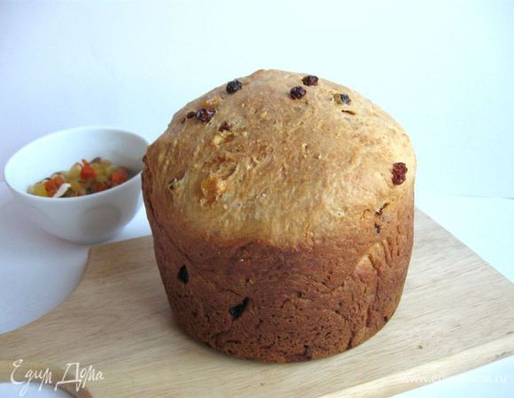 Вынуть кулич из формы после того, как он остынет. Готовим глазурь. Выжать лимонный сок. Белки (охлажденные) взбить с щепоткой соли до мягких пиков. Продолжая взбивать, постепенно добавить сахарную пудру и сок лимона. Масса должна получиться крепкой и объемной. Ее хватит на 3 кулича. Можно было бы уменьшить количество ингредиентов глазури, но взбивать меньше 2 белков неудобно.