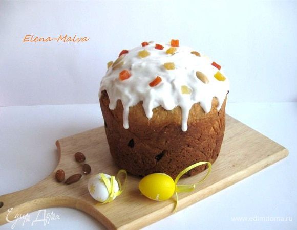 Покрыть глазурью кулич. Украсить цукатами, изюмом, миндалем.