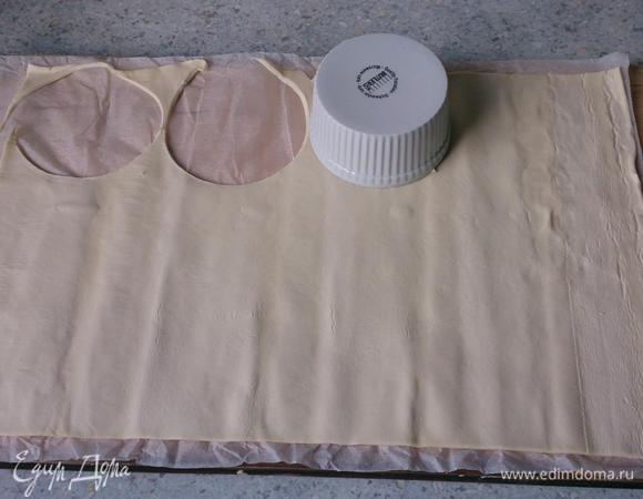 Абрикосы откинуть на сито, дать стечь соку. Тесто раскатать (у меня размер 25*38) и вырезать круги диаметром 7 см. Оставшееся тесто положить друг на друга и снова раскатать.