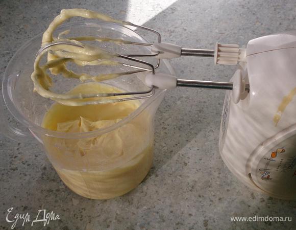 Пудинговый порошок (это Paradies Creme ванильный от Dr.Oetker) смешать с холодным молоком и взбить миксером ок. 1 минуты. Масса станет очень густой.