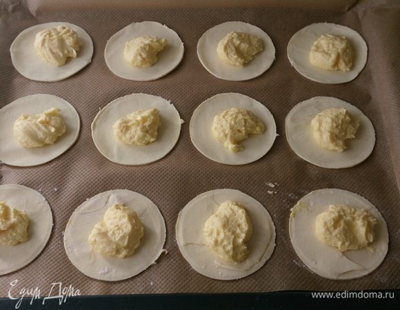 Выложить крем столовой ложкой в центр кружочков.