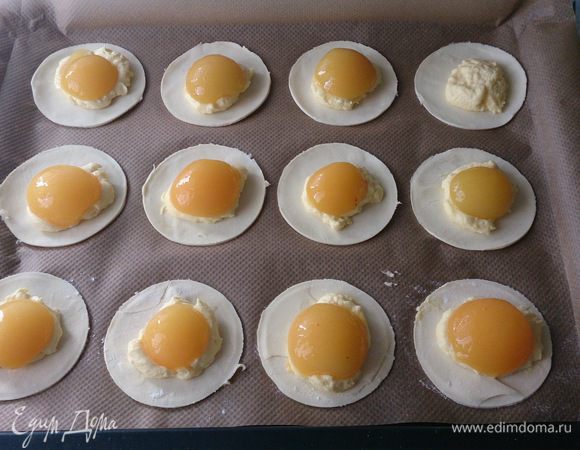 Сверху по половинке абрикоса, немного прижать.