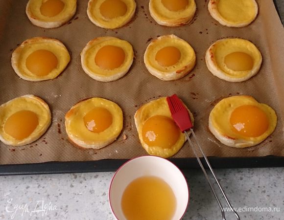 Разогреть абрикосовое варенье с 2 ст. л. воды. Пропустить через сито. Обмазать "глазуньи" вареньем.